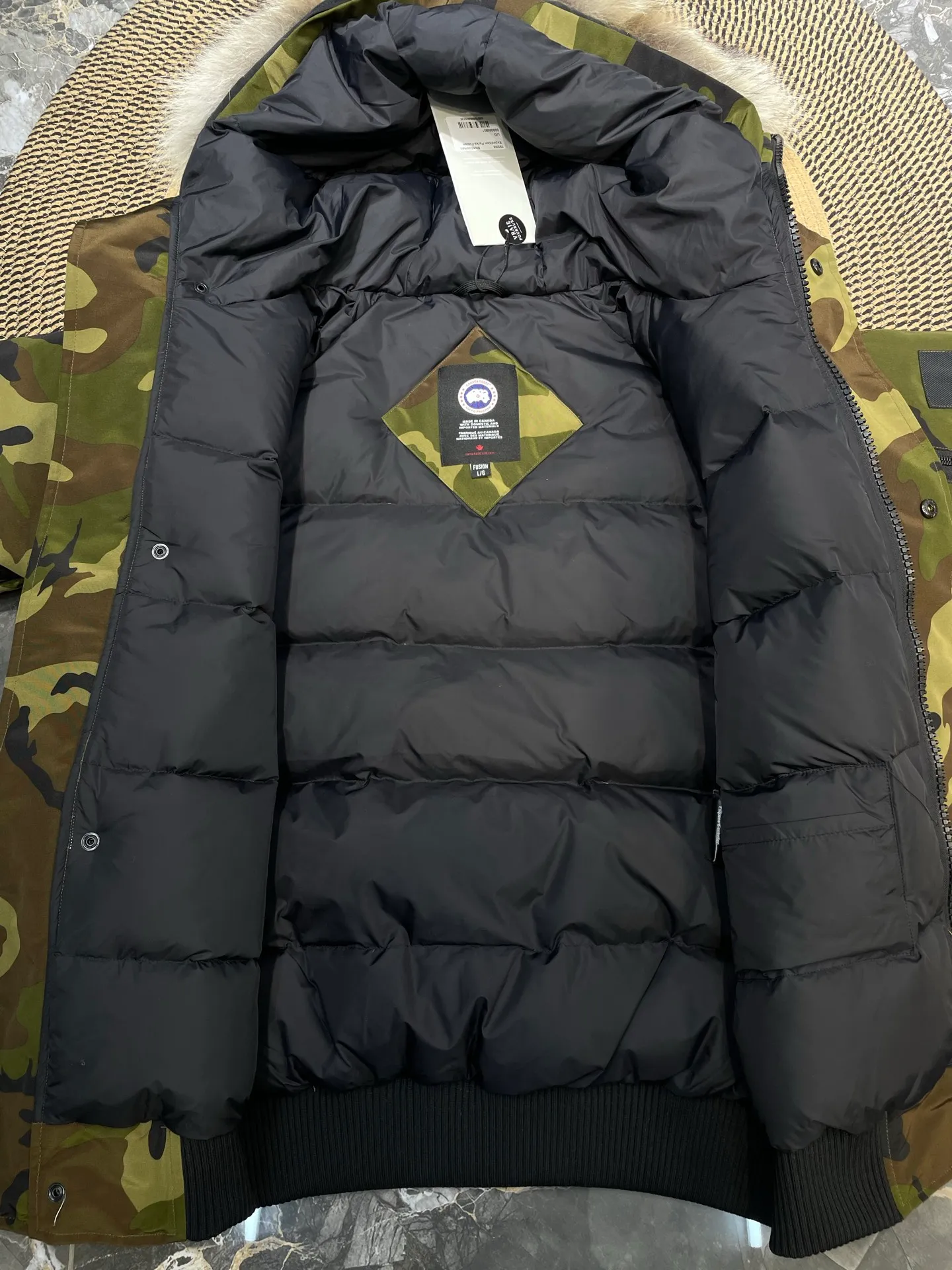 P780 high-end version Canada Goose Canada Goose #Chilliwack 7999M bomber jacket short down jacket/01 model #Men and Women Same Style# ➖ Genuine synchronous anti-counterfeiting chip sensor! ➖ Imported 21S polyester-cotton blended original fabric [last year’s 16S/18S hard fabrics have been completely eliminated, this year all use 21S genuine synchronous fabrics, the soft mid-strap feels delicate and textured], genuine synchronous Feather-Light 10D waterproof coating fabric, made of 84.5 polyester fiber and 15.5 cotton, 100% the best feel in the entire network! ➖ The genuine official website is synchronized with the national standard 80 white duck down, you can check the official website customer service, there will never be a series of misleading claims such as 90 down or goose down! ➖ Using the best nylon lining with double double-layer sealing design, velvet-proof No. 7 needle + grid-filled down ready-made garments, there is 100% no so-called velvet running! ➖ The cuffs are designed with thickened seamless threads, and the collar and pockets are lined with top-quality polar fleece to keep you warm and comfortable! ➖ Yoshida YKK provides original custom-made electroplated sliders. YKK two-way lockable zippers are tight and smooth and will not peel off paint! ➖ 3M composite guarantees that the Velcro is the same as the original, durable, and all accessories and hardware are custom-made! ➖ Imported BEHRINGER embroidery machine to customize the 10,000-needle embroidery logo, 98% of which can be reproduced to restore the original logo. You can check and compare on the official website! ➖ The fur collars are all made of large pieces of Western Canadian blue wolf hide, ensuring that each fur collar is 13-15cm wide!   Size:XS-XXL